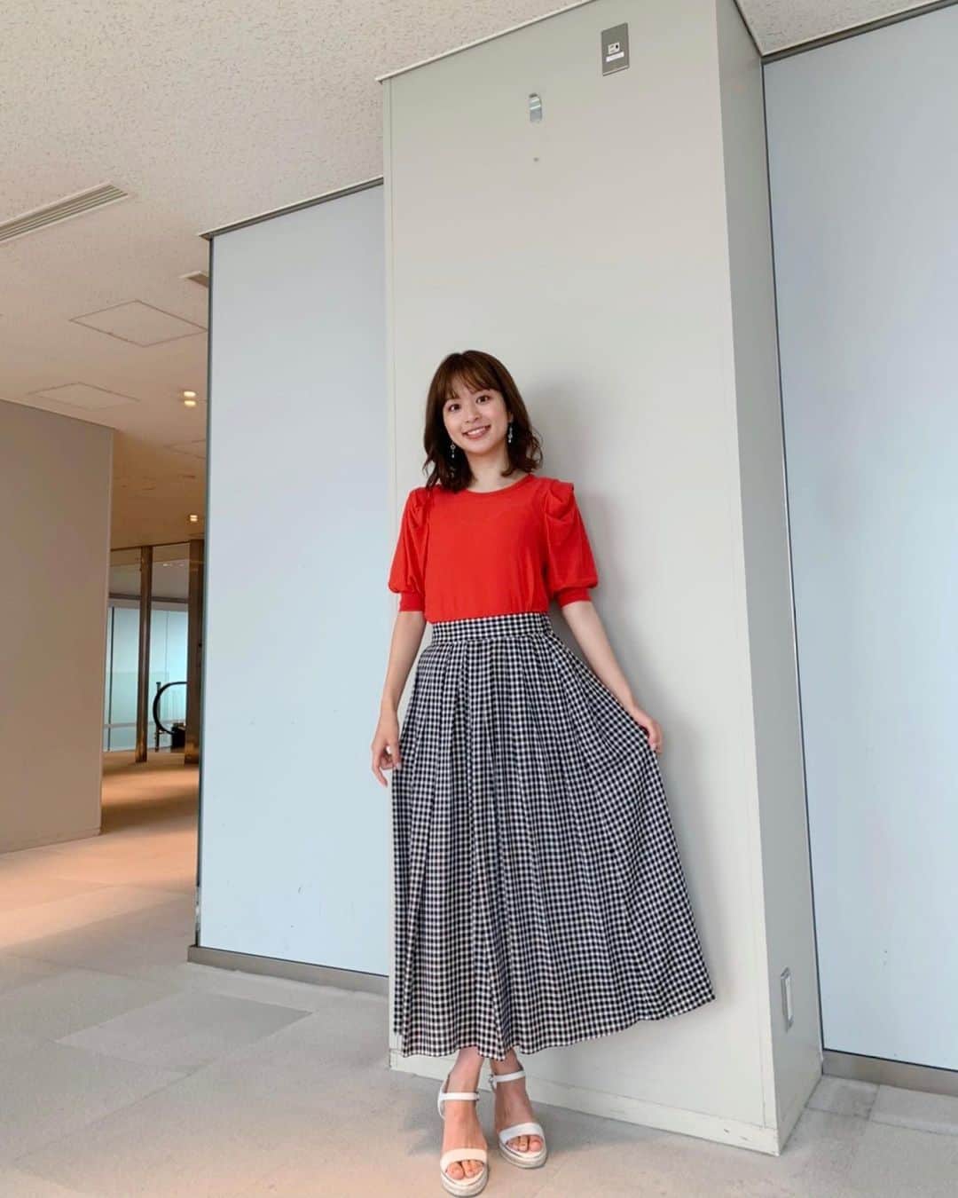 沖田愛加さんのインスタグラム写真 - (沖田愛加Instagram)「衣装で、久しぶりに真っ赤のトップスを着ました🍃 明日のめざましどようびのめざトク見てください♡」7月16日 17時46分 - okita_aika