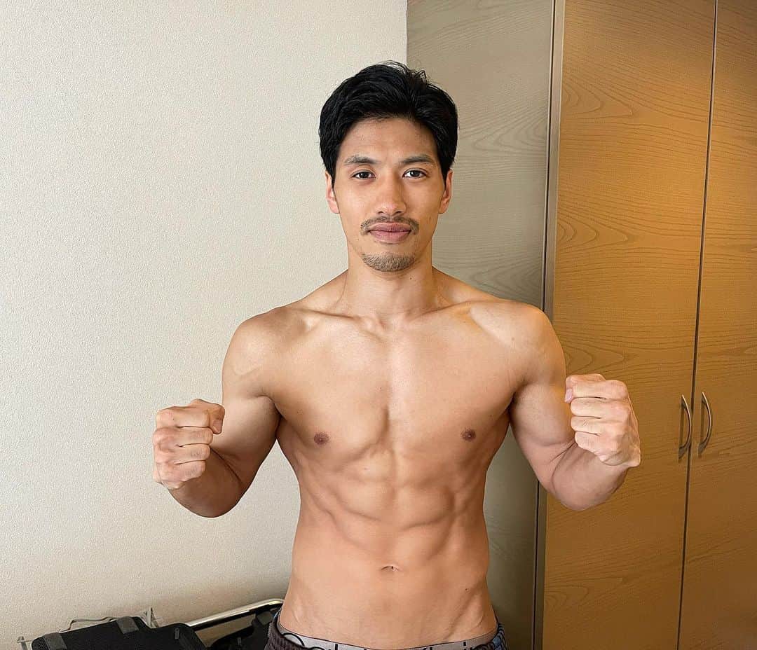 卜部功也のインスタグラム：「2回目の計量でクリアしました。 昨日軽く調整でサウナ入ってたら、いきなりロウリュウがスタートして調子くずれました。笑 コンディションはいつも通り良いです。 明日は気合い入れて頑張ります。」