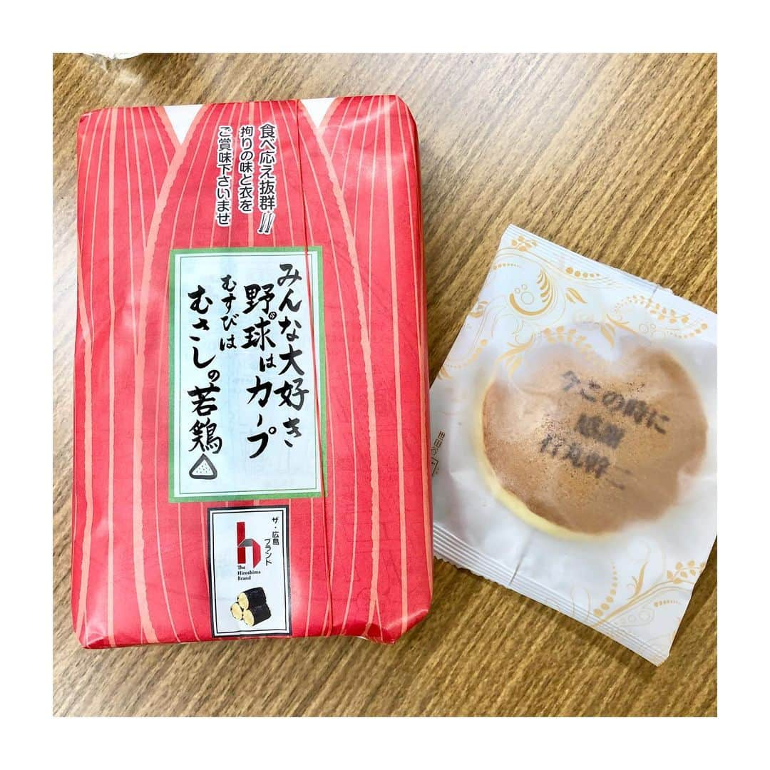 花總まりさんのインスタグラム写真 - (花總まりInstagram)「さすが広島。 お弁当にもカープ⚾️ カープと言えば同じ事務所のやっこさん(倉本康子姉さん) カープ愛が熱い❤️‍🔥 #倉本康子　姉さん #広島カープ #思わずやっこさんを思い出しました🤣」7月16日 18時01分 - hanafusamari_official