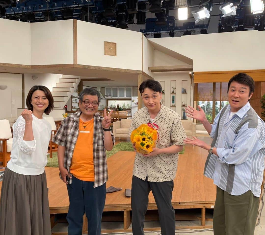 児嶋一哉のインスタグラム：「お花ありがとうございました！ #がっちりマンデー  #49歳 #誕生日」
