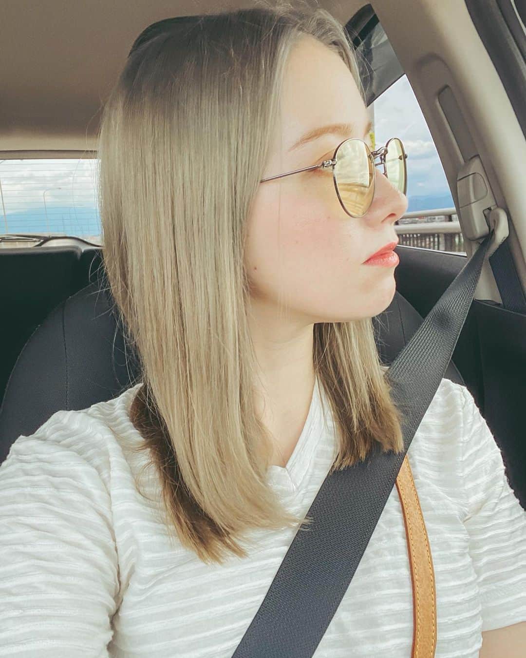 ドーキンズ英里奈のインスタグラム：「Hi🚘🕶 ⠀ 梅雨明けですってね。 ⠀ ⠀ ⠀ #driving #sunglasses #blonde #blondehair #横顔 #サングラス女子」