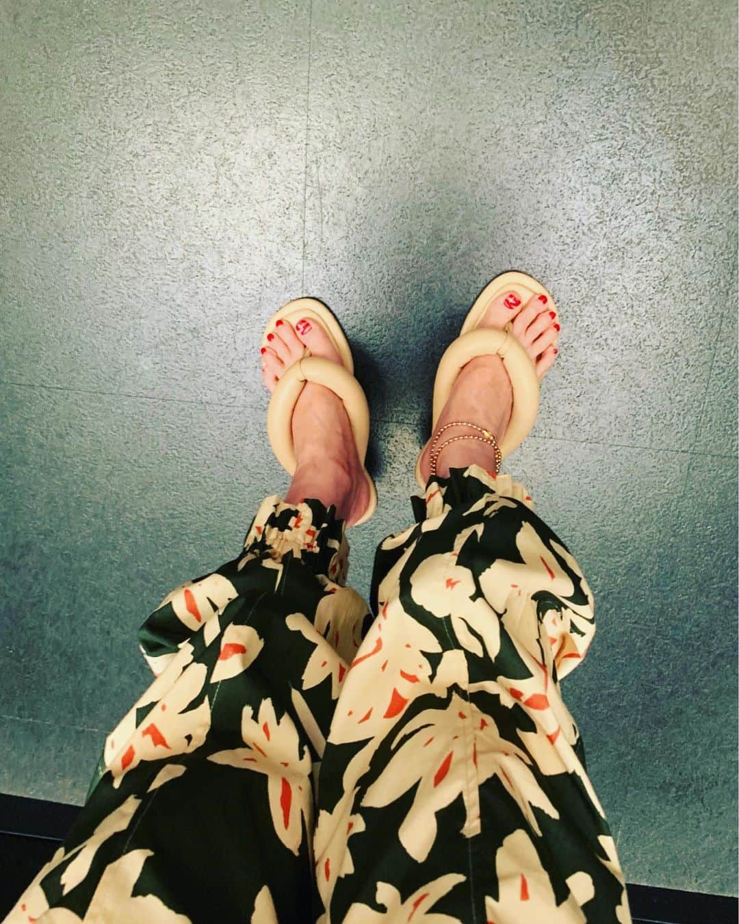 夏木マリさんのインスタグラム写真 - (夏木マリInstagram)「#footing #today  #summer #Sandals #zara   夏ーーーーーーーーーーーー！」7月16日 18時24分 - mari_natsuki