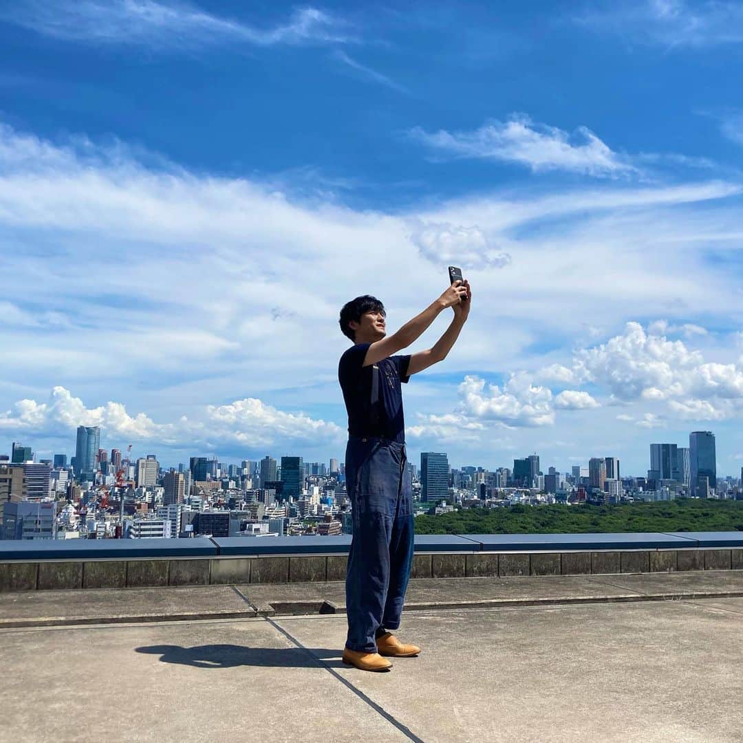 森山直太朗さんのインスタグラム写真 - (森山直太朗Instagram)「* 今週も皆さんお疲れ様でした😆✨  東京は照りつける暑さ…☀️ そんな本日の屋上での様子をお届けします。 空がとても綺麗でした♪  1枚目は『セルカ撮ってくださーい』 というリクエストに応えてくれてる直太朗さん。  2枚目は撮影されたセルカ。 最近は何故そのポーズにしたのか謎が多めですね（笑）  FCページにもどんどん写真を UPしていくのでお楽しみに🥰志  #森山直太朗 @naotaromoriyama  #今日の直太朗  #セルフ直太朗 ←new!  #東京 #夏 #屋上テラス #国立競技場」7月16日 18時38分 - moriyamanaotaro_staff
