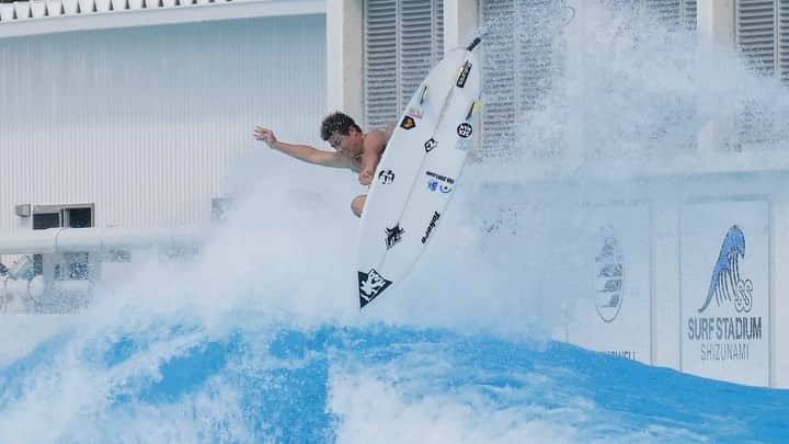 稲葉玲王のインスタグラム：「First time surfing in the Pool🏊‍♂️ 日本にも凄い波がきちゃいました！何回も同じセクションで反復練習出来るっていう最高な環境🙌　夏はプールって事で楽しませてもらいました🔥 @perfectswell @perfectswell.japan @surfstadium.japan  📸 @deltaforcesurf」