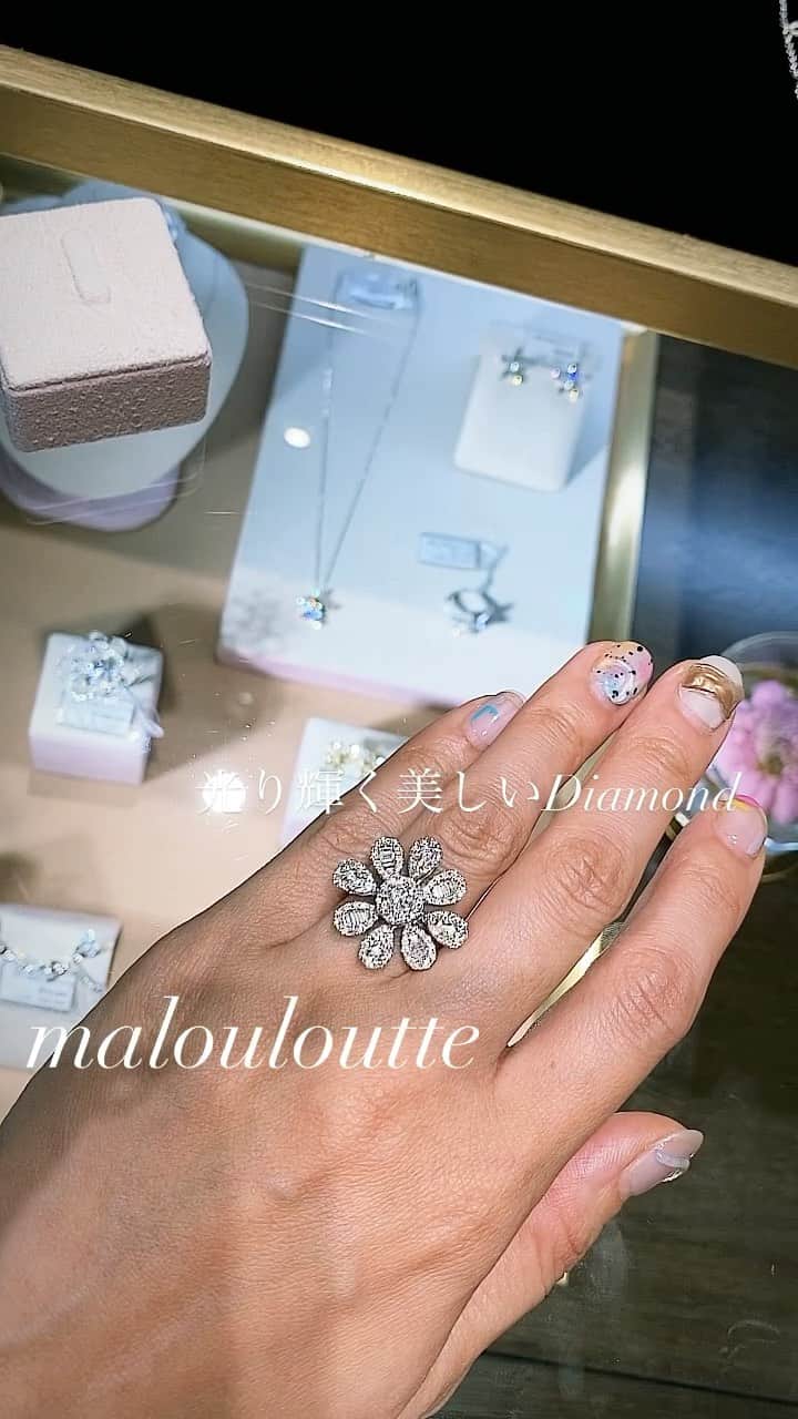 増山敬子のインスタグラム：「Diamond♡ 伊勢丹で開催中の @malouloutte_official のjewelry このお花のダイヤモンド 存在感がとっても可愛い🌼🌼 少しずつ本物のjewelryを とりいれていきたいな来週まで ポップアップ開催だからみてみてね💍💍💍  #malouloutte #マルルットゥ#ダイヤモンド#働く女性#アラフォーママ#アラフォーライフ#指輪#リング#お花の指輪#フラワーリング#nailart#ネイルアート」