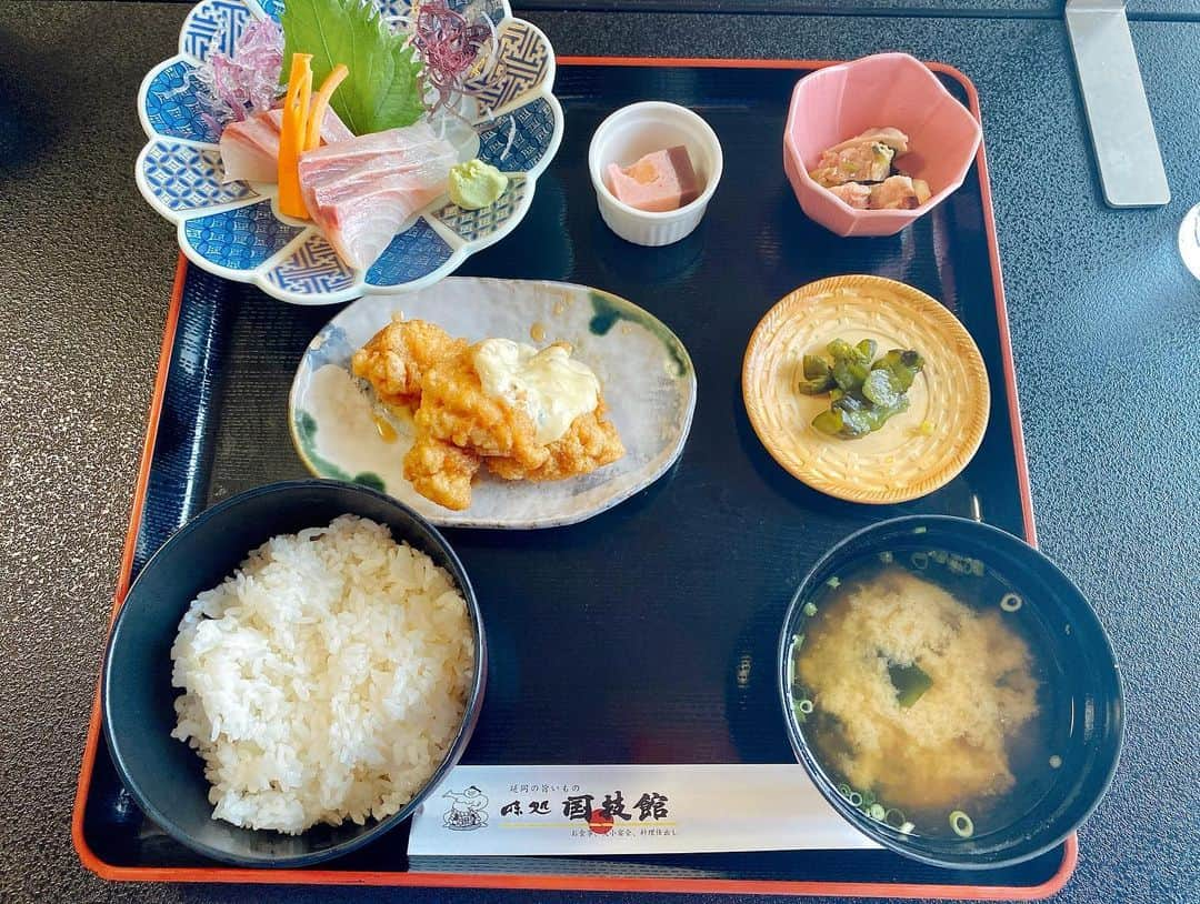 酒井瞳さんのインスタグラム写真 - (酒井瞳Instagram)「オススメお昼ご飯便り😋💛  @inarisyokudou 昔ながらのオムライス🥄 大盛りのご飯だけどケチャップライスが美味しすぎてペロリと食べちゃう😋 カツオの炙りは日南の新鮮なカツオ🐟 秘伝のタレがお箸を置かせてくれない😍‼️  @ajidokorokokugikan 桜舞かんぱち刺身定食🐟　こちらも新鮮なプリップリのかんぱち🥢美味しい〜🥺  #松乃寿司 の御膳ランチ😍 ボリューム凄いよね😳‼️ 料亭のような店内で贅沢ランチ❤️  そしてお気づきだと思いますが、宮崎の定食の小鉢にはチキン南蛮が当たり前に付いてるのです🤣❤️  幸せでしょー☺️🥢🙌笑  #宮崎 #宮崎市 #延岡市 #居酒屋 #定食 #チキン南蛮 #郷土料理 #グルメ #美味しい #ご飯 #食べるの好きな人と繋がりたい #ランチ #lunch #お昼ご飯 #おすすめ #昔ながら」7月16日 18時55分 - s.sakaihitomi