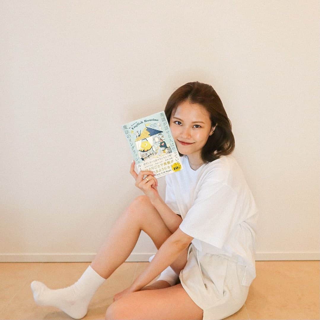 MiracleVellMagicのインスタグラム：「ついについについに。本日7月16日、発売日を迎えました🥺📘✨  私の英語独学法をパンパンに詰め込んだ『英語が話せる人はやっている 魔法のイングリッシュルーティン』。  一年かけて丁寧に丁寧に作ったこの本。 今日から書店に並んでいるだなんて…感慨深い。ああ。ようやくここまで来たよ。😭  あのね実はね、裏ですごいことが起きてたんです。  この本の告知をしてから、たくさんのみんながAmazonで予約をしてくれたんだ。本当に、びっくりするくらいの数。  そしたらなんと、発売前重版という事態が発生しまして。 初版の発行部数がなんと、もともと設定していた数より2倍以上に…。編集者さんいわく、異例の事態だそうで🥺  これはもう紛れもなくみんなのおかげです。心からありがとう。ありがとうね。  必ずみんなの助けになれる本に仕上がっています。🥰 さぁ！楽しんでね！❤︎  #ひとりごと英語 #魔法のイングリッシュルーティン」