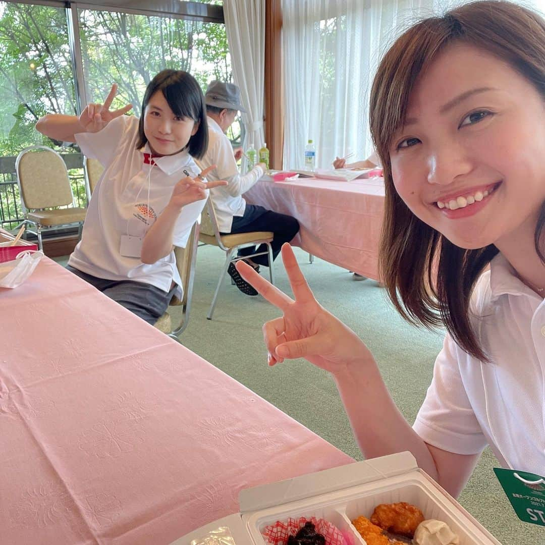 南條早紀さんのインスタグラム写真 - (南條早紀Instagram)「【🍓×🍷】  こちら先日、ひんやりスイーツ企画で 取材でさせていただいた パティスリークロトさんのミルフィーユ❤️  打合せの帰りに買って帰っちゃいました🥰  パリパリ香ばしいパイと、 カスタードクリームとラズベリーの酸味が 最高のバランスでとっても美味しい🥰🍓  秋になると、カスタードクリームが バタークリームになって より濃厚になるんだそう🥺✨  ワインと一緒にいただくと もう天国😇❤️ スイーツの偉大さを感じました✨  〜✏️📖〜  あぁ、甘いものが恋しい…🥺  そんなきょうは北陸オープンゴルフ予選⛳️ わたしは会場でアウトスタートの 会場MCさせていただきました！  スタートする選手の戦歴やお名前を コールするお仕事🎤  緊張感に包まれるなか、 “18ホール、頑張ってください！” そんな気持ちを込めてひとりひとり お名前を読み上げさせていただきます☺️✨  間近で見るプロのティーショットは 本当にカッコいい🏌️‍♂️ ゴルフしたい欲が高まります😆⛳️  あしたは決勝✨✨✨ より高まる緊張感のなか、 私もしっかり職務を全うします！  富山テレビでも午後3:30から 番組をお送りしますので ぜひご覧くださいね♪  2枚目は同じく会場MC担当の 後輩・森田アナと☺️  コロナ対策で ソーシャルディスタンス万全な 控室での昼食前のひとこま😌  あしたも頑張りましょう⛳️✨  #富山県 #富山市 #富山 #とやま #富山スイーツ #富山カフェ #ミルフィーユ #パティスリークロト #ゴルフ #北陸オープン #MC #富山テレビ #アナウンサー #森田麗実 アナ #可愛い後輩 #南條早紀 #なんじょうのにちじょう」7月16日 20時01分 - nanjo_saki