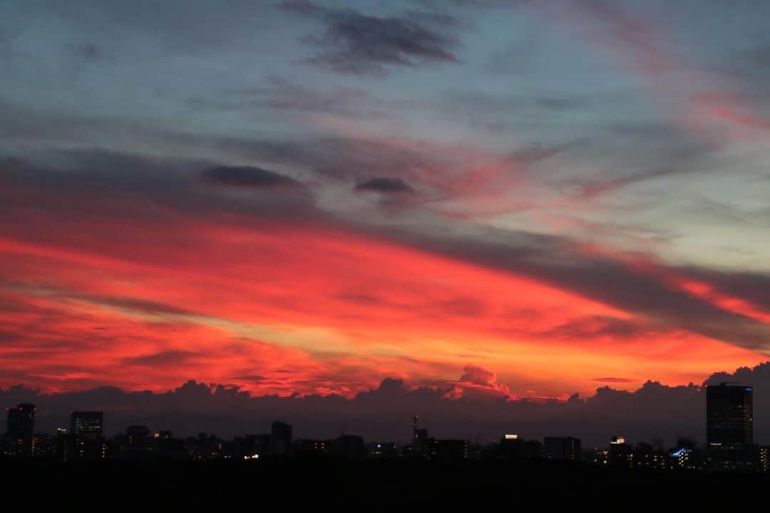 坂元美香さんのインスタグラム写真 - (坂元美香Instagram)「today's sunset 2021/07/16 19:22  梅雨明け初日から最高の夕焼け✨ 夏至を過ぎてから徐々に太陽の 軌道が戻ってきたので また夕陽写真の中に富士山が 収まるようになりました🗻  タイムラプスは18:00-20:00の 約2時間を撮っています。  1週間お疲れさまでした☺️  #sunsetphotobymikasakamoto  #sunset #夕陽 #夕日 #夕焼け #tokyosky #やっぱり空が好き #イマソラ #CanonEOSKiss8 #梅雨明け」7月16日 20時14分 - mika_saka