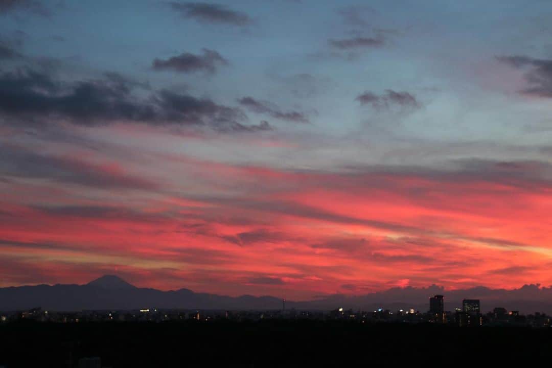 坂元美香さんのインスタグラム写真 - (坂元美香Instagram)「today's sunset 2021/07/16 19:22  梅雨明け初日から最高の夕焼け✨ 夏至を過ぎてから徐々に太陽の 軌道が戻ってきたので また夕陽写真の中に富士山が 収まるようになりました🗻  タイムラプスは18:00-20:00の 約2時間を撮っています。  1週間お疲れさまでした☺️  #sunsetphotobymikasakamoto  #sunset #夕陽 #夕日 #夕焼け #tokyosky #やっぱり空が好き #イマソラ #CanonEOSKiss8 #梅雨明け」7月16日 20時14分 - mika_saka