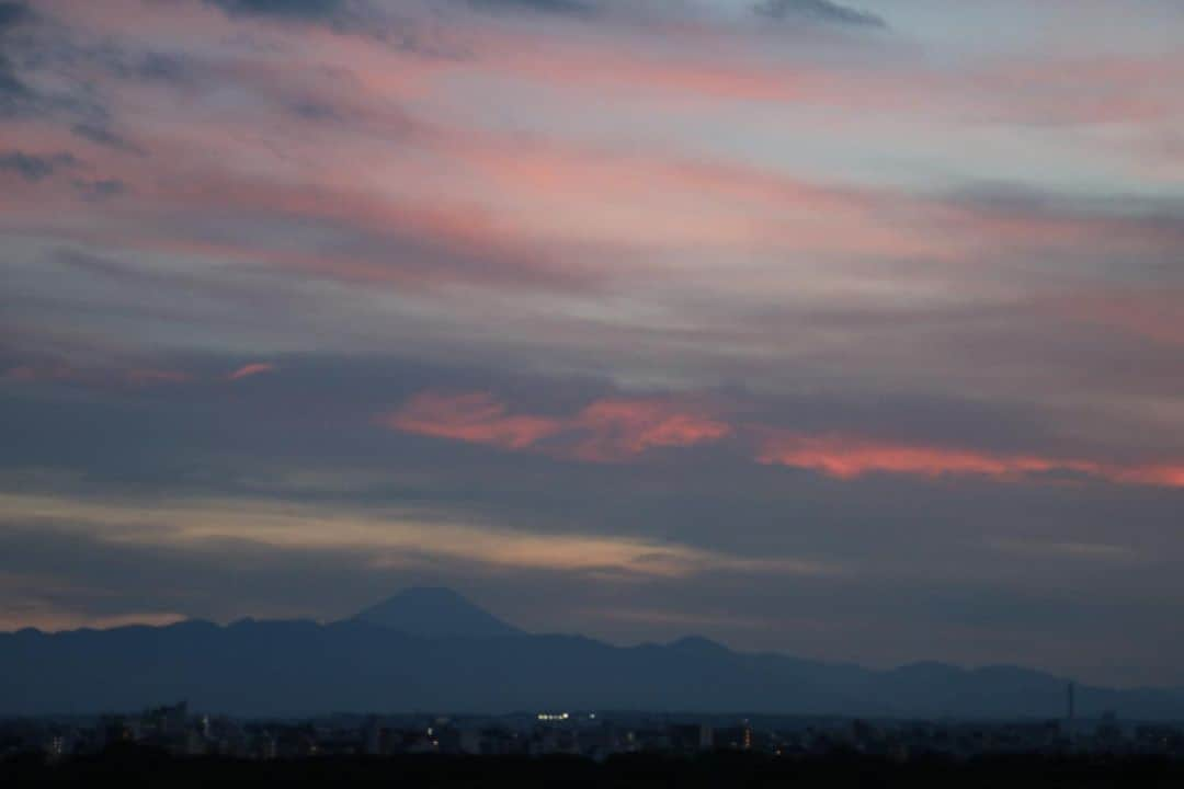 坂元美香さんのインスタグラム写真 - (坂元美香Instagram)「today's sunset 2021/07/16 19:22  梅雨明け初日から最高の夕焼け✨ 夏至を過ぎてから徐々に太陽の 軌道が戻ってきたので また夕陽写真の中に富士山が 収まるようになりました🗻  タイムラプスは18:00-20:00の 約2時間を撮っています。  1週間お疲れさまでした☺️  #sunsetphotobymikasakamoto  #sunset #夕陽 #夕日 #夕焼け #tokyosky #やっぱり空が好き #イマソラ #CanonEOSKiss8 #梅雨明け」7月16日 20時14分 - mika_saka