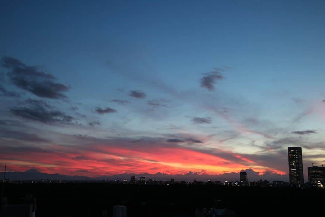 坂元美香さんのインスタグラム写真 - (坂元美香Instagram)「today's sunset 2021/07/16 19:22  梅雨明け初日から最高の夕焼け✨ 夏至を過ぎてから徐々に太陽の 軌道が戻ってきたので また夕陽写真の中に富士山が 収まるようになりました🗻  タイムラプスは18:00-20:00の 約2時間を撮っています。  1週間お疲れさまでした☺️  #sunsetphotobymikasakamoto  #sunset #夕陽 #夕日 #夕焼け #tokyosky #やっぱり空が好き #イマソラ #CanonEOSKiss8 #梅雨明け」7月16日 20時14分 - mika_saka