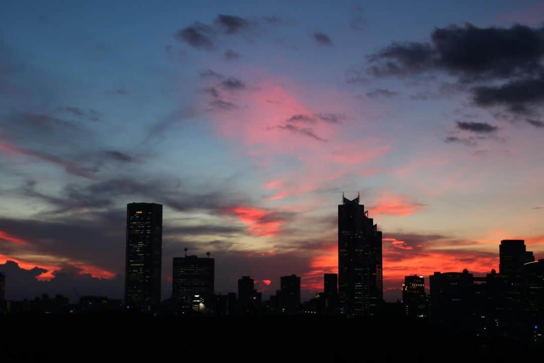 坂元美香さんのインスタグラム写真 - (坂元美香Instagram)「today's sunset 2021/07/16 19:22  梅雨明け初日から最高の夕焼け✨ 夏至を過ぎてから徐々に太陽の 軌道が戻ってきたので また夕陽写真の中に富士山が 収まるようになりました🗻  タイムラプスは18:00-20:00の 約2時間を撮っています。  1週間お疲れさまでした☺️  #sunsetphotobymikasakamoto  #sunset #夕陽 #夕日 #夕焼け #tokyosky #やっぱり空が好き #イマソラ #CanonEOSKiss8 #梅雨明け」7月16日 20時14分 - mika_saka