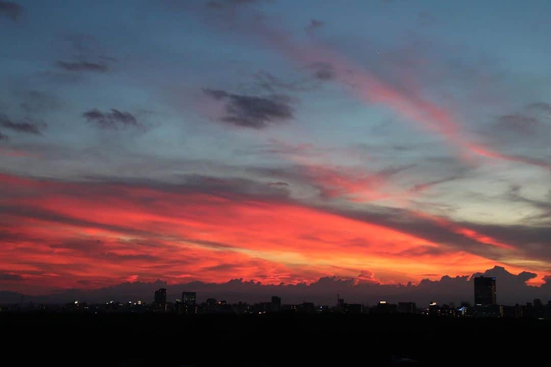 坂元美香さんのインスタグラム写真 - (坂元美香Instagram)「today's sunset 2021/07/16 19:22  梅雨明け初日から最高の夕焼け✨ 夏至を過ぎてから徐々に太陽の 軌道が戻ってきたので また夕陽写真の中に富士山が 収まるようになりました🗻  タイムラプスは18:00-20:00の 約2時間を撮っています。  1週間お疲れさまでした☺️  #sunsetphotobymikasakamoto  #sunset #夕陽 #夕日 #夕焼け #tokyosky #やっぱり空が好き #イマソラ #CanonEOSKiss8 #梅雨明け」7月16日 20時14分 - mika_saka