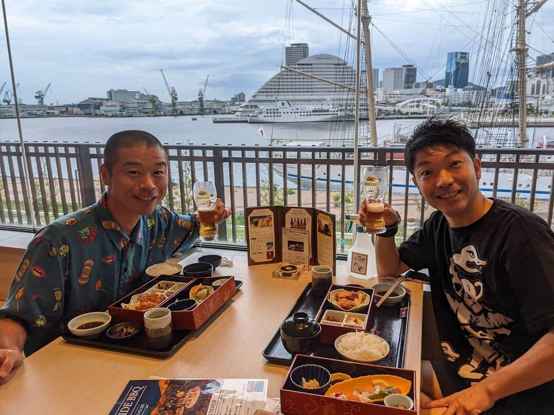 山名文和さんのインスタグラム写真 - (山名文和Instagram)「神戸みなと温泉　蓮 でご飯食べて、 人生初のナイトプールでクラフトビールぶち込んだんよ。  え。最高やん。  ビール止まらんやん。  今度ゆっくり溶岩浴しよ。  今、神戸市、お酒は１９時半までいけるよー！  #PR #よしアド　#キリン一番搾り　#神戸みなと温泉蓮 #ふわこおり　#プレミアム淡路牛100%のスモーキーチーズバーガー」7月16日 20時14分 - fumikazu_yamana