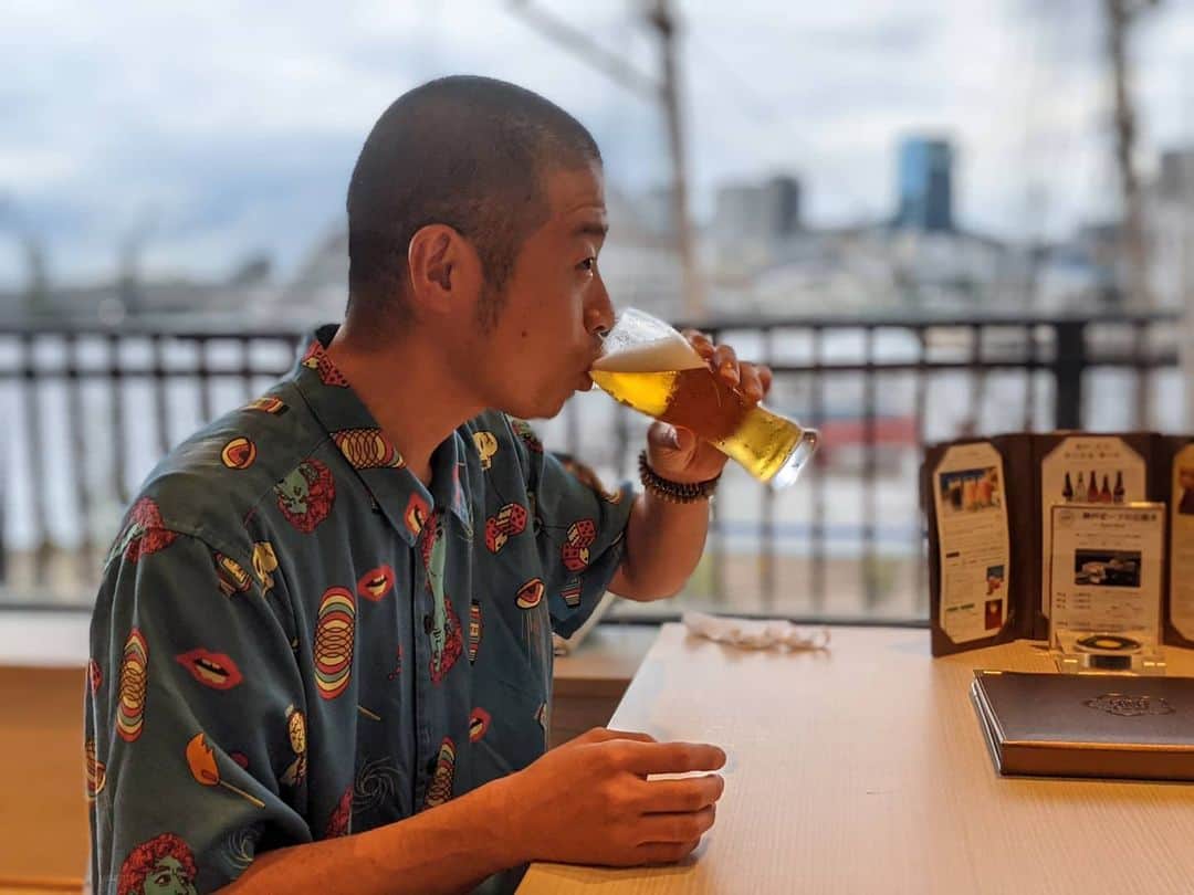 山名文和さんのインスタグラム写真 - (山名文和Instagram)「神戸みなと温泉　蓮 でご飯食べて、 人生初のナイトプールでクラフトビールぶち込んだんよ。  え。最高やん。  ビール止まらんやん。  今度ゆっくり溶岩浴しよ。  今、神戸市、お酒は１９時半までいけるよー！  #PR #よしアド　#キリン一番搾り　#神戸みなと温泉蓮 #ふわこおり　#プレミアム淡路牛100%のスモーキーチーズバーガー」7月16日 20時14分 - fumikazu_yamana