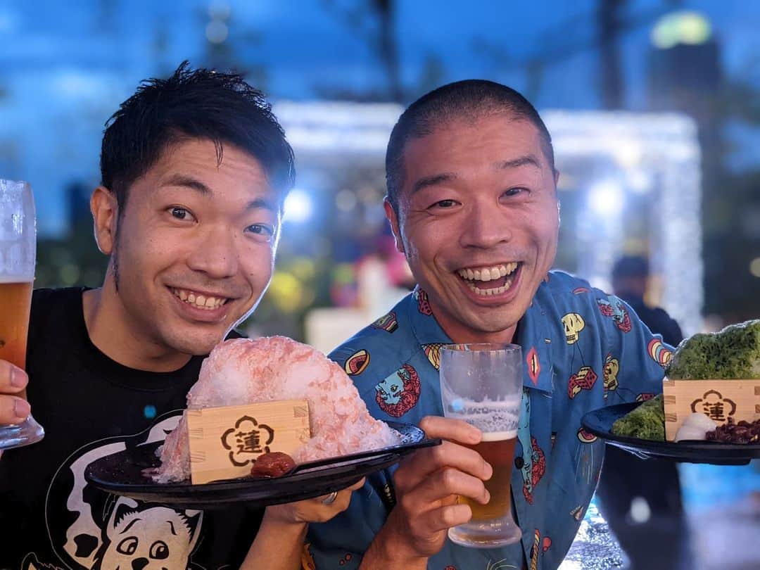 山名文和さんのインスタグラム写真 - (山名文和Instagram)「神戸みなと温泉　蓮 でご飯食べて、 人生初のナイトプールでクラフトビールぶち込んだんよ。  え。最高やん。  ビール止まらんやん。  今度ゆっくり溶岩浴しよ。  今、神戸市、お酒は１９時半までいけるよー！  #PR #よしアド　#キリン一番搾り　#神戸みなと温泉蓮 #ふわこおり　#プレミアム淡路牛100%のスモーキーチーズバーガー」7月16日 20時14分 - fumikazu_yamana
