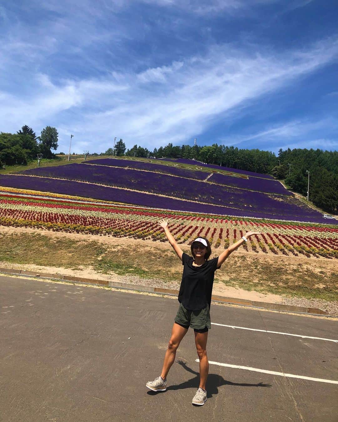 佐野千晃のインスタグラム：「⁡ 北海道富良野と言えばラベンダー畑！！！🌻← ⁡ 一面紫色で香りも良くて凄いところだった！！！ ⁡ 役員さんも紫色のTシャツとかバイクとか可愛かった🥺笑 ⁡ ソフトクリームはラベンダーじゃなくてメロン食べましたけどね？🍦笑 ⁡ 走ってる途中のエイドとして楽しませていただいちゃいました🤤 ⁡ YouTube撮ったから楽しみにしててね🤤 ⁡ #run #running #marathon #フルマラソン #マラソン #マラソン女子 #人生自由自在 #走る女子 #ファッション #ウェア #楽しく走る #ランニング #ジョギング #北海道　#富良野 #ラベンダー畑 #ファーム富田」
