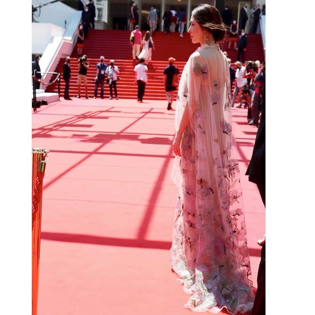 霧島れいかのインスタグラム：「✴︎Drive my car✴︎ 〜Cannes film festival2021〜  Thank you for everything❤︎  ✴︎dress・bag ・shoes @maisonvalentino  ✴︎accessory @mncro_monshiro  ✴︎hair @asami6136  ✴︎photo by    my manager〔nanako kaneko〕  どれも本当に美しくて夢のようでした! ありがとうございました❤︎  #drivemycar #cannes2021  #valentino #dress #bag #moshiro #accessory  #photography #mymanager  #cannesfilmfestival #redcarpet」