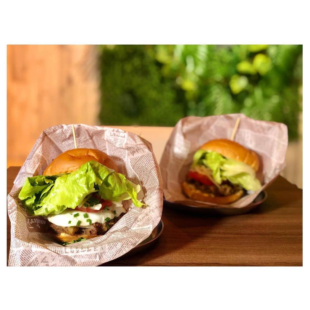 のインスタグラム：「🍔 . 以前番組で紹介した 高松市瓦町の「The PALMS」 . まるでハワイにいるかの様な店内🌺 そんな場所で食べられるのがさぬきバーガー！ まさかのうどんが入っているんです😳 . 私はたまごがトッピングされた ザ・カマタマバーガーを頂きました🎶 うどんとハンバーガー意外と合うんです！ ちょっと和テイストになっています✨ . お店はこの夏、庵治に引っ越して リニューアルします👍 詳しくは @palmshi114 をご覧ください🦊 . #ハンバーガー #ランチ #香川 #うどん #バーガー」