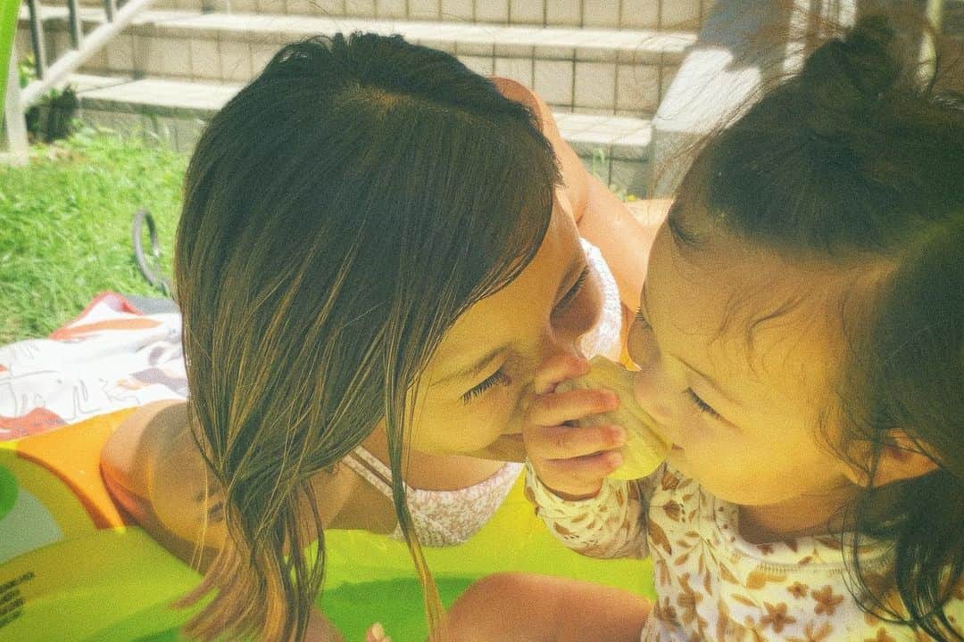 馬詰まほのインスタグラム：「👩🏽🌼👧🏽」