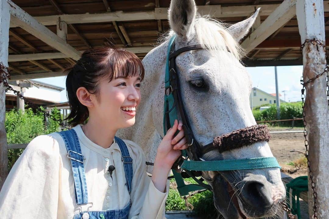 佐藤栞里さんのインスタグラム写真 - (佐藤栞里Instagram)「. 笑ってコラえて！25周年スペシャル ありがとうございました☺︎ おもしろくて、あたたかくて たくさんの愛が詰まった 優しさ溢れる3時間でしたね。 放送の中でも言葉にしていますが、 笑コラは私の人生を変えてくれました。 あの瞬間は何度観てもグッときてしまってね、、 お家のテレビの前でも テレビの中の自分と同じ状態になっていました🥲 もうこれは一生なんだろうなあ。笑 それくらい、笑ってコラえて！は 私にとっても大切な場所です。 もう、本当に本当に、 ここにいる幸せを噛み締めています！！ そして、念願のダーツの旅にも🐎 人と触れ合うこと 自然を全身で感じること 美味しいものを食べること 私の大好きが詰まった旅となりました。 本当は出会った人みんなと握手をして抱き合いたかったな。 それくらい愛おしくて素敵な出会いばかりでした。 またいつか、行けたらいいな。 その時は思いきり、ぎゅっとできますように！！ #収録中はもちろん休憩中も優しく話しかけてくださって #夏目さんが笑うとみんなが笑顔になりました #この日もあのサプライズの日もあたたかい心で迎え入れてくださって #太陽みたいな麻里さんにいつも元気をもらっています #お二人とご一緒できて本当に嬉しかったです☺︎☺︎☺︎ #ありがとうございました！」7月16日 20時54分 - satoshiori727