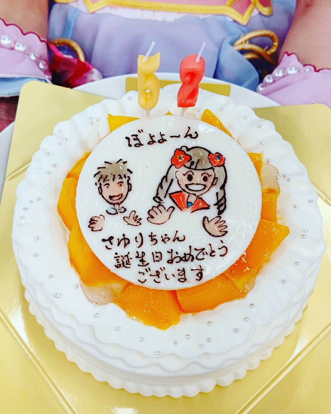 さゆりさんのインスタグラム写真 - (さゆりInstagram)「今日💖『きらきん!』で52歳のお誕生日🎂お祝いして頂きましたぁ〰🤣🎊🌈  #スタッフファミリーありがとです〰🤣 #幸せです🍀 😆 #52歳 💖🤣💖 #なんでしょ💦 #勝手に手がロウソクを #25歳にするの巻〰🤣🤣🤣 #いえいえ  #堂々の52歳です🤩 #どの年も大切✨ #色んな方に出会い💖助けて頂き #びっくりする程色んな経験し😅💦 #仕上がった52歳💖 #さゆりを育てて下さった全ての皆様💖 #何より #人生をくれたお母さんお父さん #ありがとです〰🥰 #かつみさゆり #きらきん　#kbs京都 #malebranche　さん🎂 #いつも美味しいケーキありがとです🎂」7月16日 21時02分 - katsumisayuri_sayuri