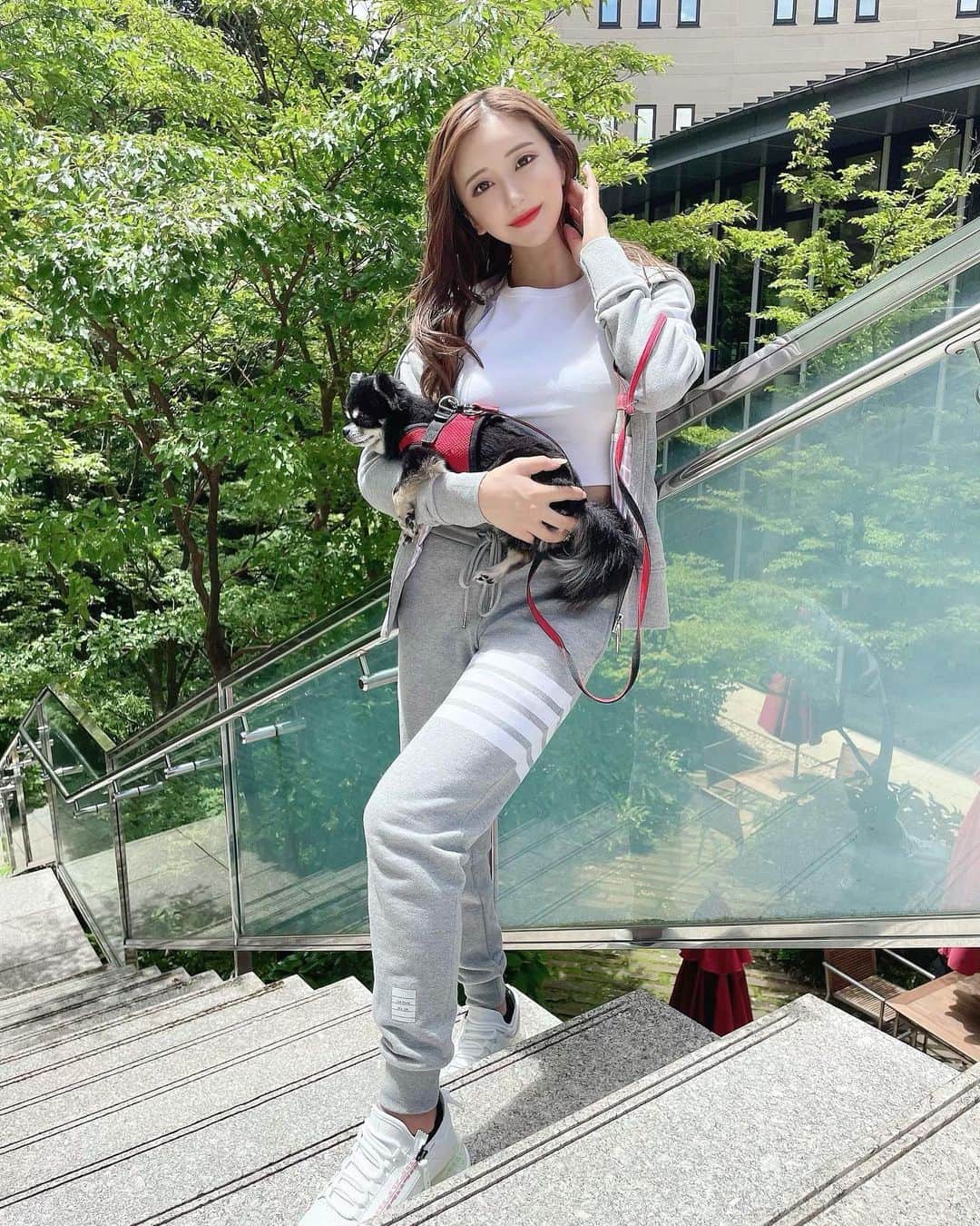 のインスタグラム：「9さいのくっく🐶と📸❤️ ⁡ ⁡ #箱根 #ハイアットリージェンシー #チワワ #トムブラウン #ジバンシー #スウェットコーデ」