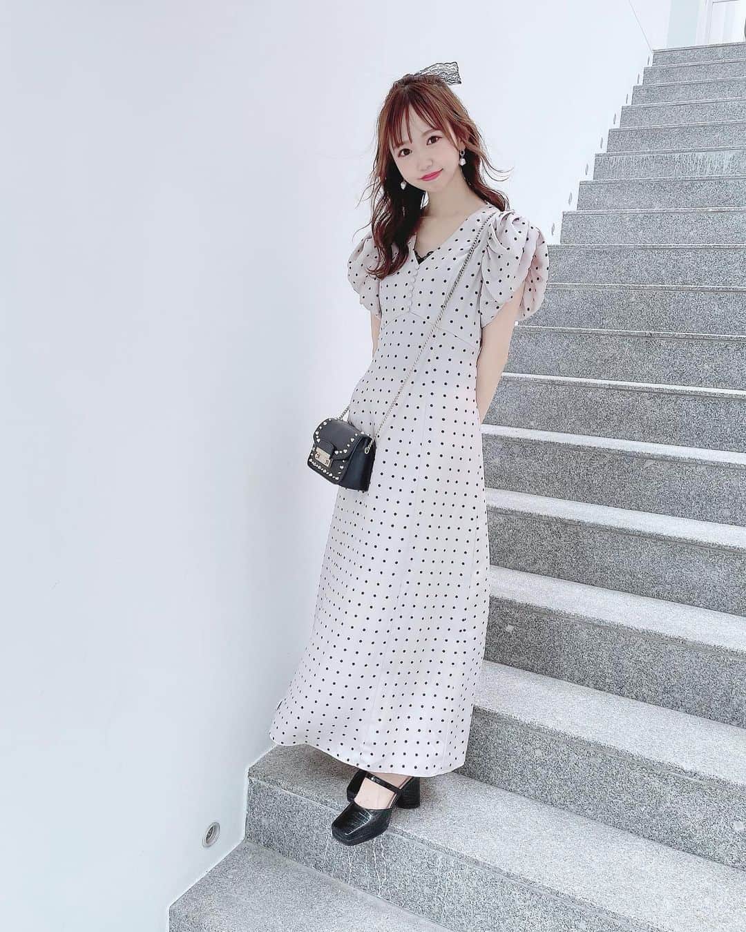 畑美紗起のインスタグラム：「かわいいドット柄ワンピ🖤💓  360°形やデザインがとってもかわいくて即ゲット☺️  バッグ、リボン、シューズを ドットのブラックで統一したよ🎀👜👠  ワンピース🏷 @snidel_official  バッグ🏷 @furla  シューズ🏷 @__treat.urself__   #今日のコーデ  #夏コーデ #ワンピース #ワンピースコーデ #ファッション #ファッションコーデ #コーデ #ラストアイドル #畑美紗起 #みちゃしふく  #ドットワンピース #コーディネート #ワンピ #snidel #snidelワンピース #fashion #fashiongram #fashionista #ootd #ootdfashion  #instafashion #dailylook #onepiece #coordinate」