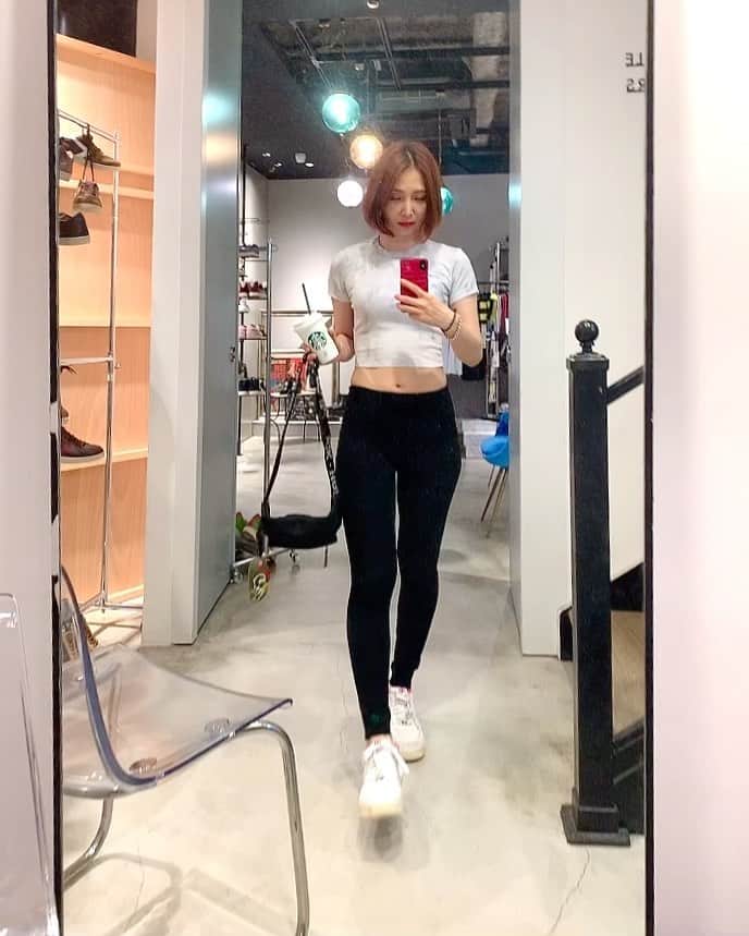 澤田友美のインスタグラム：「オバケのmomoと一緒💕 @alovemovement の相棒👻 . . . #alovemovement #kith」