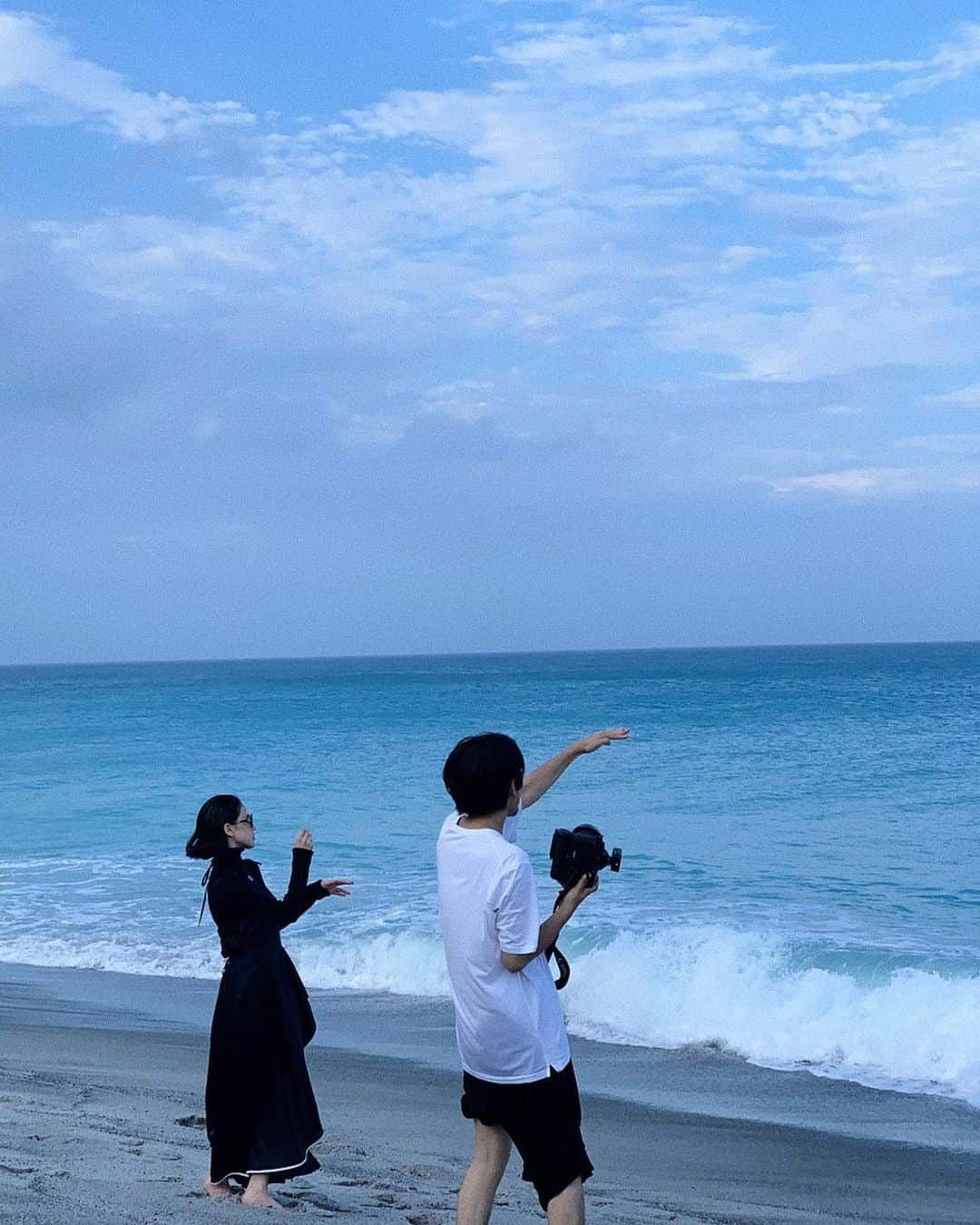 藤井夏恋さんのインスタグラム写真 - (藤井夏恋Instagram)「NEROLI 1st Collection ビジュアル撮影は山田智和さんに 撮っていただきました！  二年前に『SAINT LAURENT × i-D Japan』でご一緒させて頂き、山田監督が表現する世界観が素敵で是非またいつかご一緒したいと思っていました✨  写真セレクトが大変なくらい、、 素敵な写真を沢山撮って頂き 光栄です。  ありがとうございました🙏😌  #山田智和監督  #新島 @tomoymd」7月16日 23時26分 - fujiikaren_official