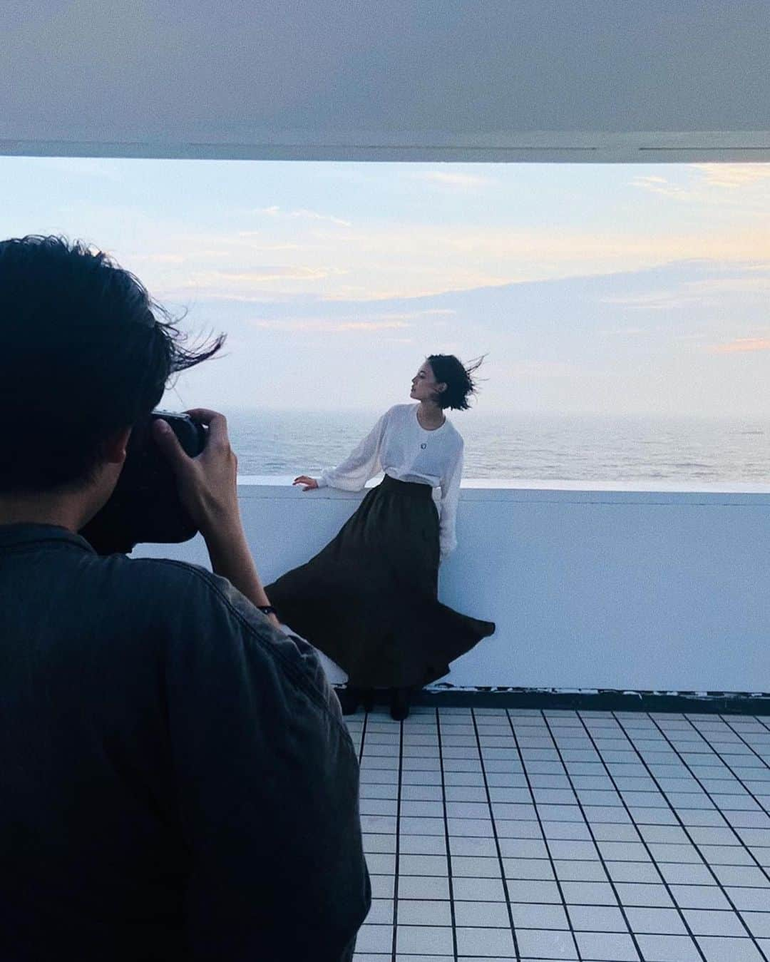 藤井夏恋さんのインスタグラム写真 - (藤井夏恋Instagram)「NEROLI 1st Collection ビジュアル撮影は山田智和さんに 撮っていただきました！  二年前に『SAINT LAURENT × i-D Japan』でご一緒させて頂き、山田監督が表現する世界観が素敵で是非またいつかご一緒したいと思っていました✨  写真セレクトが大変なくらい、、 素敵な写真を沢山撮って頂き 光栄です。  ありがとうございました🙏😌  #山田智和監督  #新島 @tomoymd」7月16日 23時26分 - fujiikaren_official