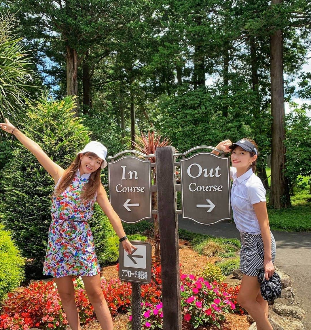 武田しのぶのインスタグラム：「いちかると🧡@ichika_nishimura 後ろのお花とウェアがマッチしててかわいー♡🌷 ゴルフ日和でした😊おやすみなさい🌠 #ゴルフウェア#美容すきな人と繋がりたい #美容女子#iPhone撮影 #ゴルフ#ゴルフ女子#golf#girlsgolf」