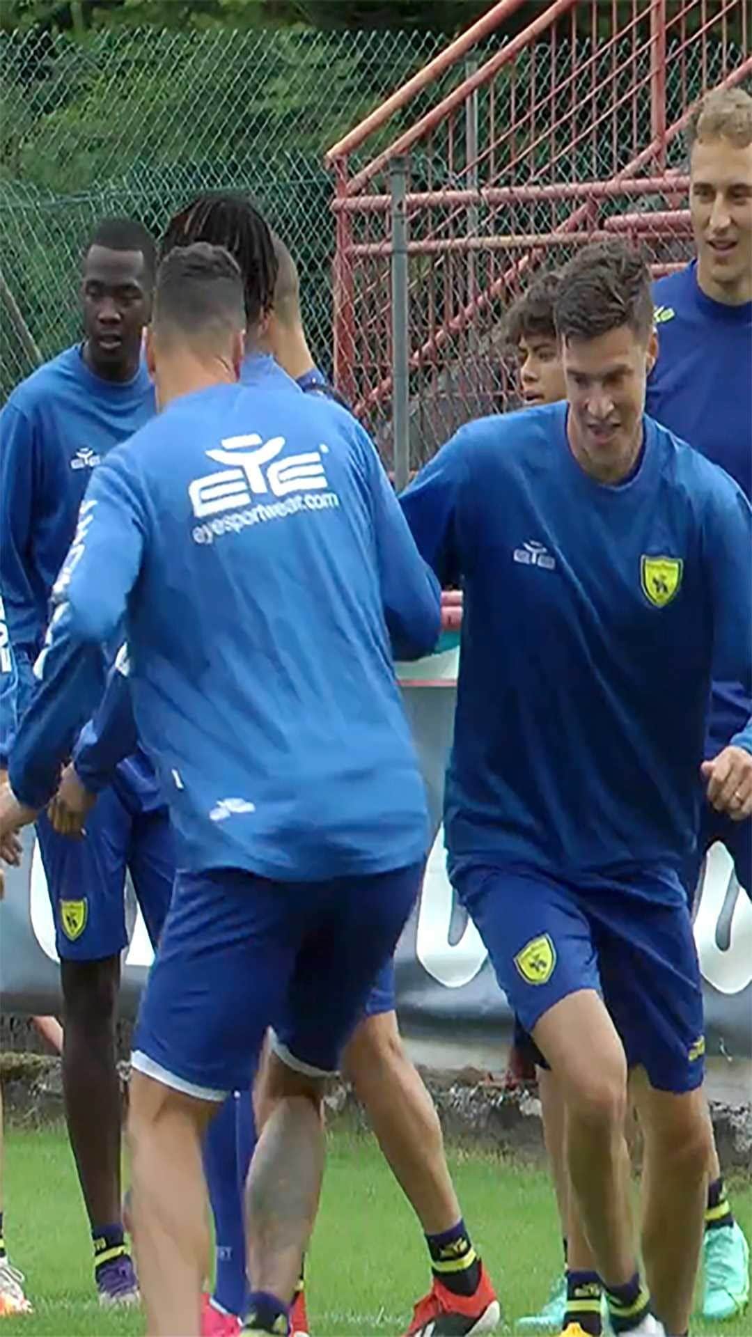 ACキエーヴォ・ヴェローナのインスタグラム：「Settima giornata a Pieve di Cadore per i gialloblù. Anche oggi doppia seduta di allenamenti agli ordini di mister Zaffaroni  💛💙 #Chievo #ChievoVerona #calcio #pievedicadore #ritiro #training #preparazione」