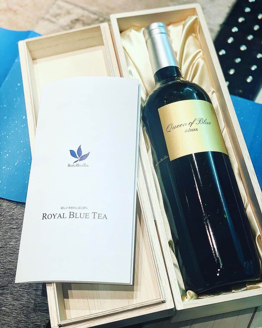 坂本眞一のインスタグラム：「少し早い誕生日をサプライズでスタッフさんたちが祝ってくれました！ ワインの飲むように楽しむ最高級茶との事です。楽しみです！皆んなありがとう！」