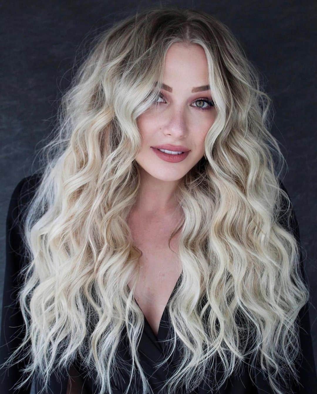 タイラー・ピアースのインスタグラム：「Why can’t I just wake up with my hair looking like this everyday??」