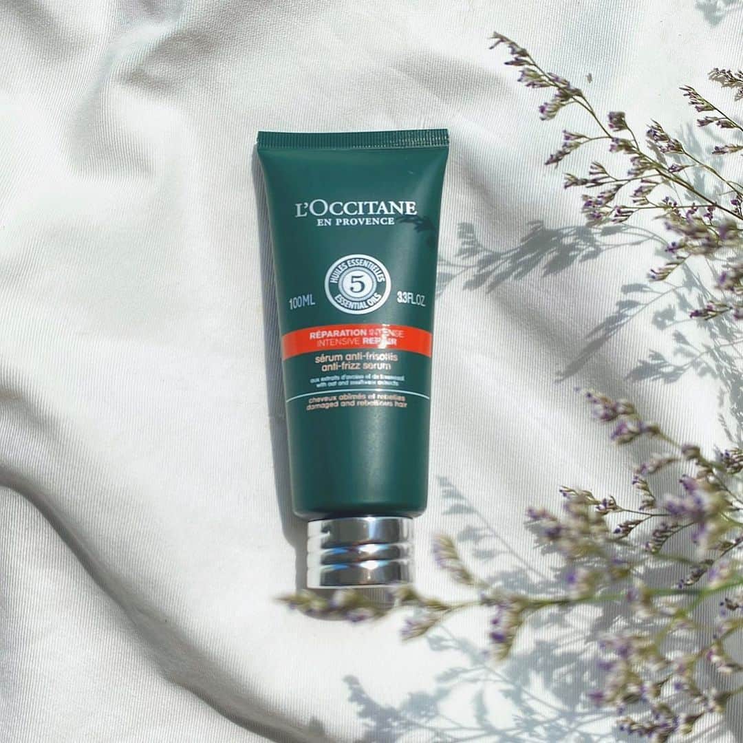 石川理咲子のインスタグラム：「@loccitane_jp の ファイブハーブスリペアリングヘアミルクセラム🌿 「つける→とかす→ブローする」の簡単3STEPで 広がった髪がツルンとまとまる✨ 熱のダメージから髪を保護してくれる効果もあるので、 私はドライヤーやコテを使う前に使っています☺️ ・  今GIFスタンプを使って投稿すると ヘアミルクが当たるキャンペーンをしているそうです。 詳しくは　@loccitane_jp の ハイライトをチェックしてみてください♡ #ロクシタン#15秒チャレンジ#髪まとまる神ミルク#pr」