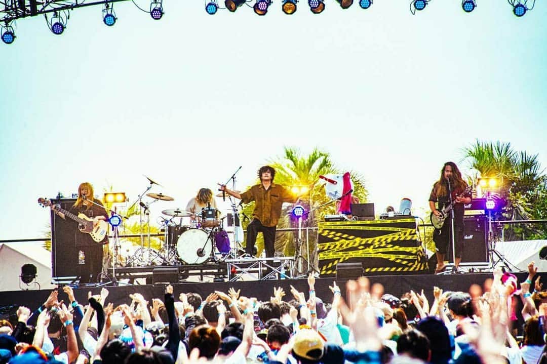タクマ（コロナナモレモモ）さんのインスタグラム写真 - (タクマ（コロナナモレモモ）Instagram)「OSAKA GIGANTIC MUSIC FESTIVAL 20>21   2年ぶりの大阪！夏到来！めちゃ晴天！🌴🌴☀　 灼熱だったけどみんな楽しんでくれてありがとう！🤟🤟  マスク越しの笑顔伝わったよー！  そしてDANGER×DEERのピンチヒッターになんと妹のWHITE×DEERがディアー星から駆けつけてくれた!!!  という事で今日は乙女5人のGirlsバンドで頑張りました❗【photo by 浜野カズシ】」8月1日 1時06分 - tatatatatatatat_mth2