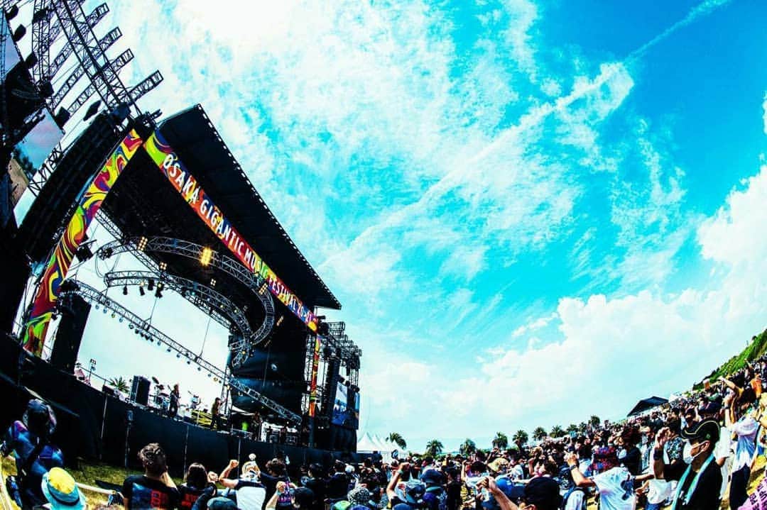 タクマ（コロナナモレモモ）さんのインスタグラム写真 - (タクマ（コロナナモレモモ）Instagram)「OSAKA GIGANTIC MUSIC FESTIVAL 20>21   2年ぶりの大阪！夏到来！めちゃ晴天！🌴🌴☀　 灼熱だったけどみんな楽しんでくれてありがとう！🤟🤟  マスク越しの笑顔伝わったよー！  そしてDANGER×DEERのピンチヒッターになんと妹のWHITE×DEERがディアー星から駆けつけてくれた!!!  という事で今日は乙女5人のGirlsバンドで頑張りました❗【photo by 浜野カズシ】」8月1日 1時06分 - tatatatatatatat_mth2