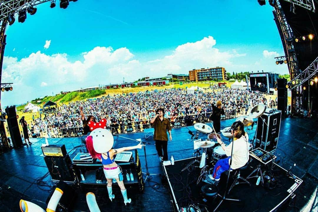 タクマ（コロナナモレモモ）のインスタグラム：「OSAKA GIGANTIC MUSIC FESTIVAL 20>21   2年ぶりの大阪！夏到来！めちゃ晴天！🌴🌴☀　 灼熱だったけどみんな楽しんでくれてありがとう！🤟🤟  マスク越しの笑顔伝わったよー！  そしてDANGER×DEERのピンチヒッターになんと妹のWHITE×DEERがディアー星から駆けつけてくれた!!!  という事で今日は乙女5人のGirlsバンドで頑張りました❗【photo by 浜野カズシ】」