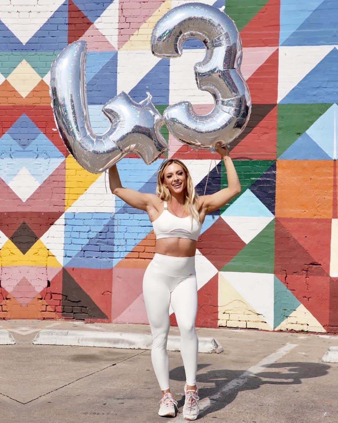 Paige Hathawayのインスタグラム：「ITS MY BIRTHDAYYYY!! 🥳  How old do you think I turned today? 43 or 34 haha」