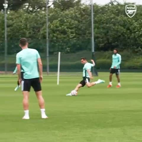 セドリック・ソアレスのインスタグラム：「Getting some target practice in 😄🎯 Tomorrow, we meet at the Emirates for a great cause: supporting @IslingtonMind 🙌🏻⚔️ #TheMindSeries #Arsenal #Training #Hardwork #Focus #COYG」