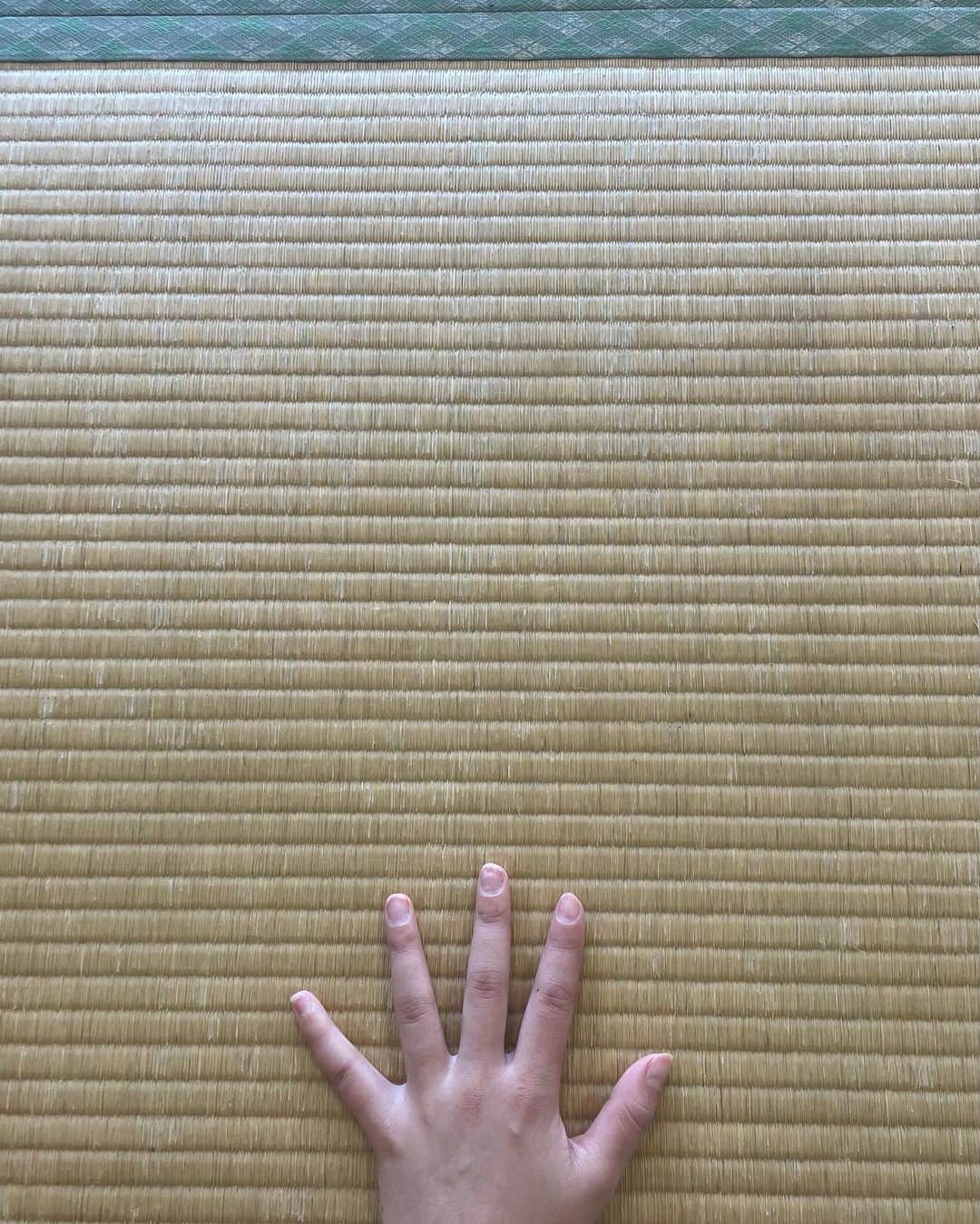 Mayuriさんのインスタグラム写真 - (MayuriInstagram)「畳と私の手 　　　と 私の手とカプリコ .」7月31日 17時38分 - mayurinn0319
