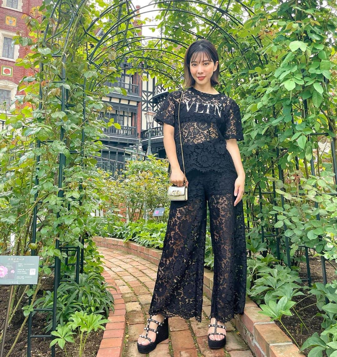 小川えりのインスタグラム：「🖤🖤🖤 #valentino #ヴァレンティノ #好き🤍」