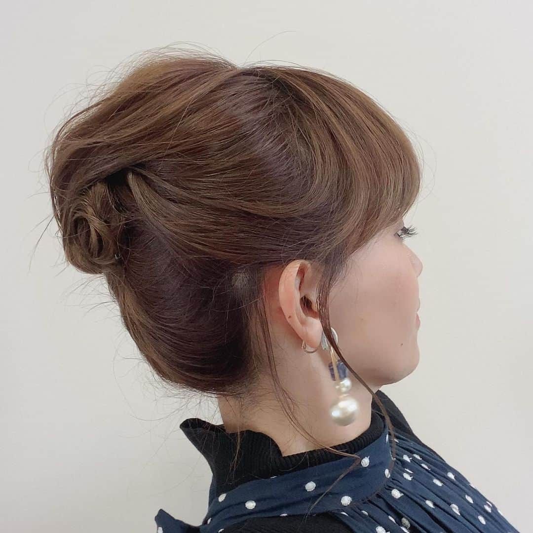 岡部玲子さんのインスタグラム写真 - (岡部玲子Instagram)「本日の衣装とヘアアレンジ☺️  今日はいつもと違う感じの写真を1枚目にしてみました😁✨  ブラックトップスとネイビーのワンピース👗✨ ブラック×ネイビーの色の組み合わせ…好き❤️  イヤリングのデザインもサイズ感も…好き❤️  ヘアアレンジも大人アップで…好き❤️  …って、全部好きなんじゃん😂  はい☺️ 全部素敵で今日も気持ちが上がりました🥺  衣装は(@_estella.k_ )さんのもの☺️ アクセサリーは(@roomx601 )さんのもの✨ いつもサイトを見させて頂くと見入ってしまって、あっという間に時間が過ぎてしまっている🥺  今日も感謝です🙏✨  🏇は…  #自分に誕生日プレゼントって…なん😂？？  状態でした😂  明日があるさ💪 ポジティブに👍  コロナの感染者数にビックリ…。 皆様も体調にはお気をつけください💦  #岡部玲子 #タレント　#レポーター　#競馬キャスター　#生放送　#競馬中継　#衣装　#ヘアアレンジ　#tvshow #dress #hairarrange」7月31日 17時59分 - reiko_okabe