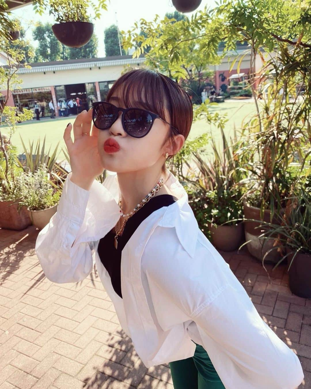 王林さんのインスタグラム写真 - (王林Instagram)「💋🕶💚  子供たちはワクワク、ぱぱやままは少し大変な夏休みがやって来たのかな🌼 夏休みといったら宿題で出てた習字の話を思い出します。 休みが明けて、廊下にお題だった「にじ」という習字が全クラス張り出され、たくさんの「にじ」の中にたった１つ「にら」と書いてる子がいたの。あの子、今でも元気かなぁ。 文字ってずっと同じの書いてるとこんな文字だったっけ！？ってなるよね☺️ わかるわかる🌞  #summer #summerfashion #summerstyle #summervacation #sunglassesfashion #sunglassesstyle #redlips #ourin #ourinoutfit」7月31日 18時15分 - ourin_ringoooo