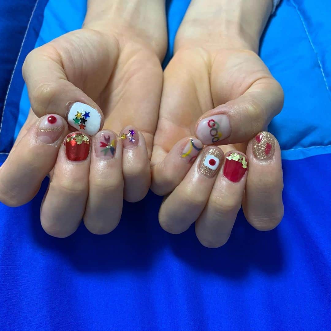 杉原愛子さんのインスタグラム写真 - (杉原愛子Instagram)「不器用ながらも自分でジェルネイルしたり、ヘアピンをオリンピック柄で作ってみました✨ 右利きなので右の爪は難しいです💦 なので右手の桜柄の爪は瞳ちゃんに書いてもらいました🌸 #セルフジェルネイル #オリンピックネイル #オリンピックヘアピン #オリンピック #体操競技」7月31日 18時19分 - aiko_sugihara