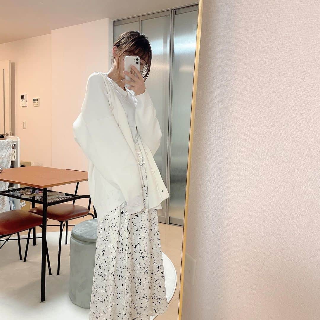 ましゅろ～さんのインスタグラム写真 - (ましゅろ～Instagram)「ホワイト🤍  スカートの柄かわいい  #unemansion  #mystic」7月31日 18時27分 - photomasyuro