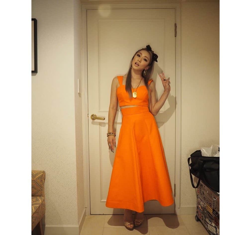 倖田來未さんのインスタグラム写真 - (倖田來未Instagram)「. トークショー京都1公演目！ ビタミンカラー！セットアップでした！ とっても温かいお客さんでしたー！ ありがとうございましたー！ ⁡ #トークショー #京都 #衣装 #fashion #kodakumi  #倖田來未 #オレンジ #orange #versace」7月31日 18時35分 - kodakumi_official