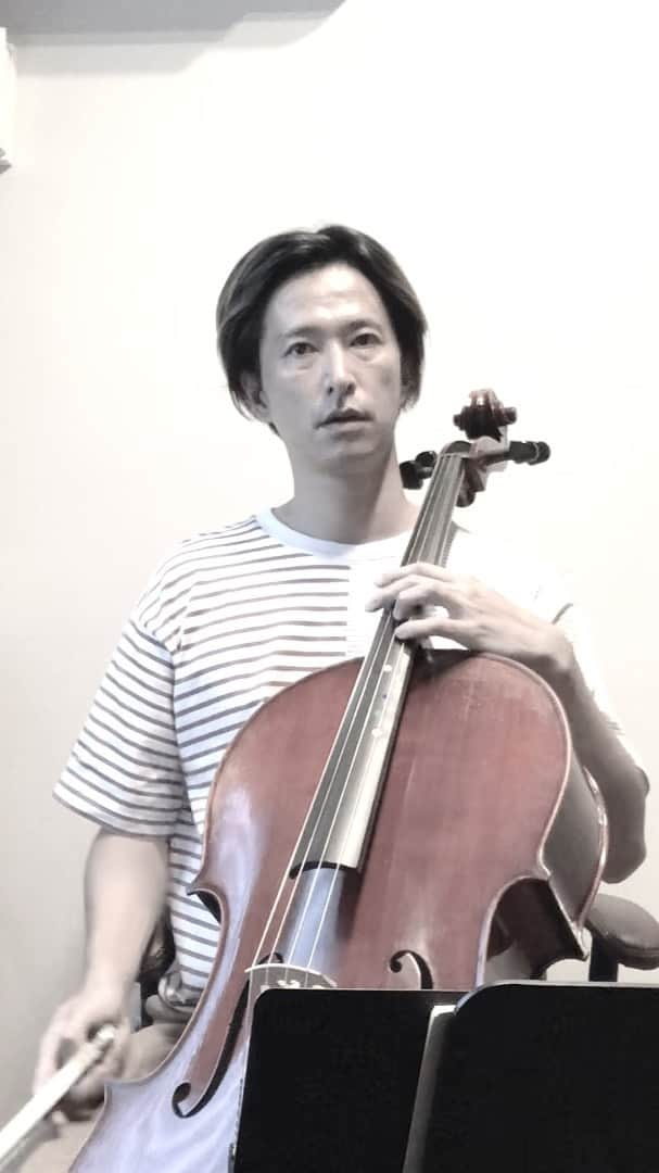 秋山真太郎のインスタグラム：「楽譜も読めない38歳のオジさんが、突然チェロを始めたら🎻 丸一年まであと10日🏃‍♂️ 10 days left until the whole year🏃‍♂️ 355日目✨ Day355✨ If a 38-year-old man who can't read musical score suddenly starts playing the cello🎻 #チェロ#cello#プレリュード#prelude#bach#첼로」